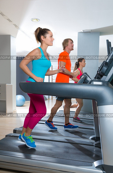 Gym treadmill group running indoor women and blond man. Стоковое фото, агентство Ingram Publishing / Фотобанк Лори