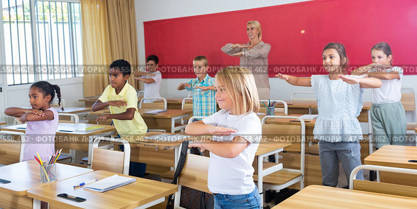 Gymnastics in classroom in elementary school. Стоковое фото, фотограф Яков Филимонов / Фотобанк Лори