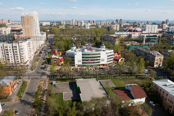 Хабаровск. Улица Гайдара. Детский развлекательный центр «Арлекин» и парк имени Гайдара (2022 год). Редакционное фото, фотограф Сергей Крамарев / Фотобанк Лори