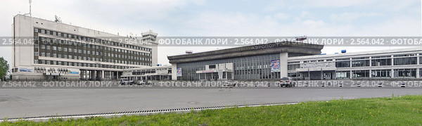 Хабаровский аэропорт, здание Аэронавигации и терминала внутренних авиалиний. Стоковое фото, фотограф Дмитрий Фиронов / Фотобанк Лори