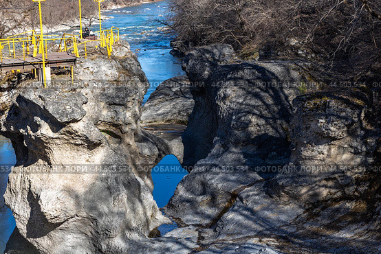Хаджохская теснина в поселке Каменномостский (2024 год). Редакционное фото, фотограф Алексей Шматков / Фотобанк Лори