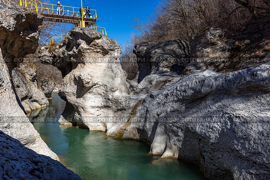 Хаджохская теснина в поселке Каменномостский (2024 год). Редакционное фото, фотограф Алексей Шматков / Фотобанк Лори