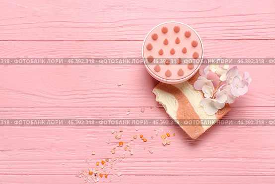 Hair scalp massager with shampoo bar and flowers on pink wooden background. Стоковое фото, фотограф Pixel_shot / Фотобанк Лори