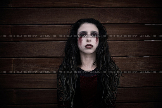 Halloween kid girl custome with bloody makeup on wooden wall. Стоковое фото, агентство Ingram Publishing / Фотобанк Лори