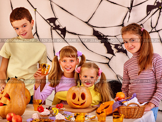 Halloween party with children eating trick or treat food. Стоковое фото, фотограф Gennadiy Poznyakov / Фотобанк Лори