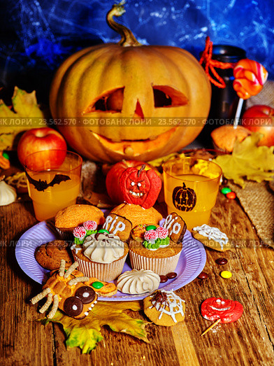Halloween table with trick or treat Jack OLanten pumpkin. Стоковое фото, фотограф Gennadiy Poznyakov / Фотобанк Лори