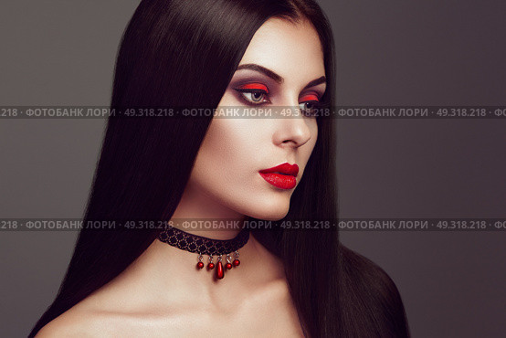 Halloween Vampire Woman portrait. Beautiful Glamour Fashion Sexy Vampire Lady with long dark Hair, beauty Make Up and Costume. Стоковое фото, агентство Ingram Publishing / Фотобанк Лори
