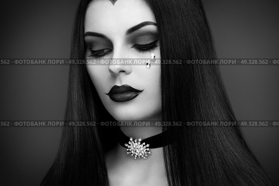 Halloween Vampire Woman portrait. Beautiful Glamour Fashion Sexy Vampire Lady with Long Dark Hair, Beauty Make Up and Costume. Стоковое фото, агентство Ingram Publishing / Фотобанк Лори