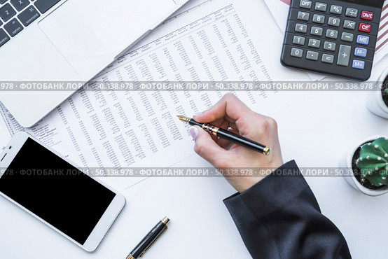 hand holding fountain pen office desk. Стоковое фото, агентство Ingram Publishing / Фотобанк Лори