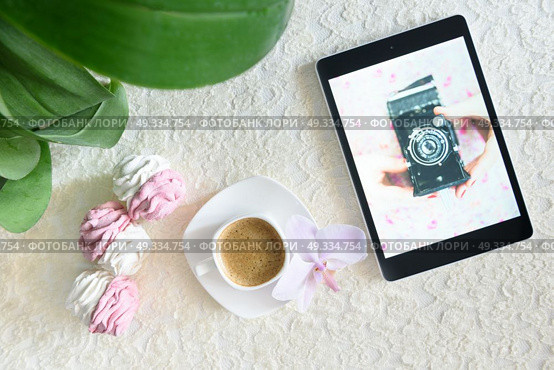 handmade marshmallows next Cup of coffee and a tablet with a picture of the camera. Стоковое фото, агентство Ingram Publishing / Фотобанк Лори