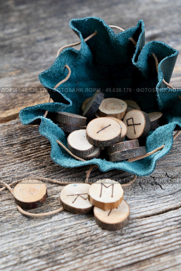 Handmade runes for fortunetelling in leather bag. Handmade runes for fortunetelling. Стоковое фото, агентство Ingram Publishing / Фотобанк Лори