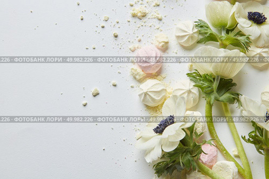 Handmade sweet pink and white zephyr marshmallow with white flower. Copy space may be used for your ideas, emotions and concepts. Heart small candies. Valentine’s day concept.. Design of zephyr marshmallow on white background. Стоковое фото, агентство Ingram Publishing / Фотобанк Лори
