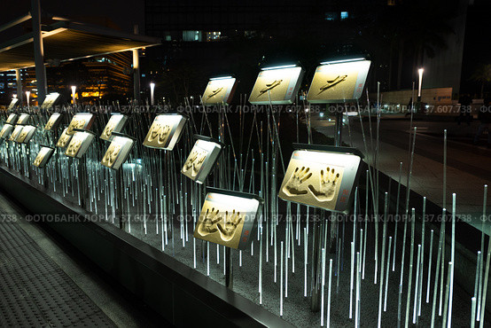 Handprints at Avenue of Stars, Hong Kong (2017 год). Редакционное фото, фотограф Александр Подшивалов / Фотобанк Лори
