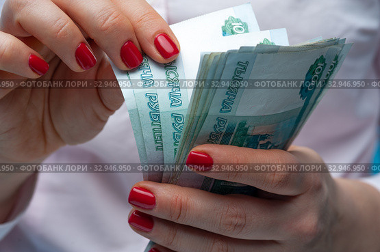 Hands of an unidentified woman with ruble banknotes. Стоковое фото, фотограф Pavel Biryukov / Фотобанк Лори