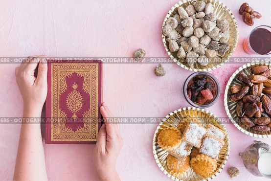 hands with koran sweets. Стоковое фото, агентство Ingram Publishing / Фотобанк Лори