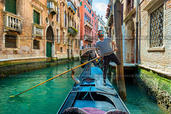 Handsome gondolier during gondola ride on the street of Venice, Italy. Стоковое фото, агентство Ingram Publishing / Фотобанк Лори