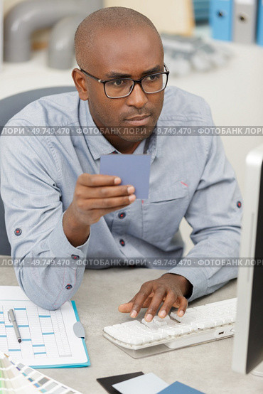handsome man checking a reference in his computer. Стоковое фото, агентство Ingram Publishing / Фотобанк Лори