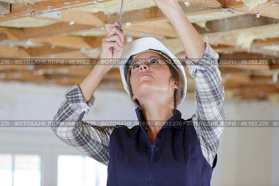 handywoman working with wood boards. Стоковое фото, агентство Ingram Publishing / Фотобанк Лори