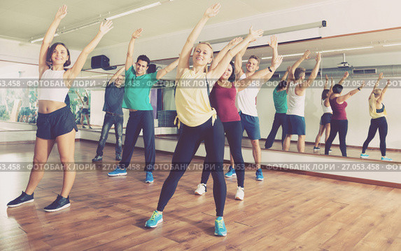 Happy adults having group fitness class. Стоковое фото, фотограф Яков Филимонов / Фотобанк Лори