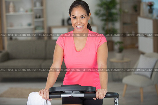 happy beautiful woman on a stepper machine. Стоковое фото, агентство Ingram Publishing / Фотобанк Лори