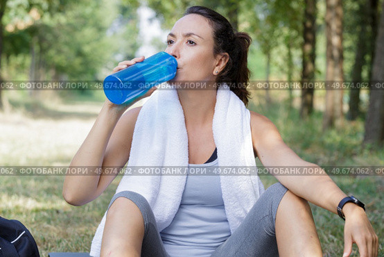 happy beautiful young woman drinking water. Стоковое фото, агентство Ingram Publishing / Фотобанк Лори