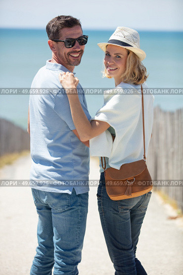 happy couple going honeymoon travel on sand beach. Стоковое фото, агентство Ingram Publishing / Фотобанк Лори