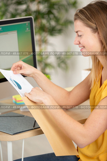 happy entrepreneur putting document in an envelope. Стоковое фото, агентство Ingram Publishing / Фотобанк Лори