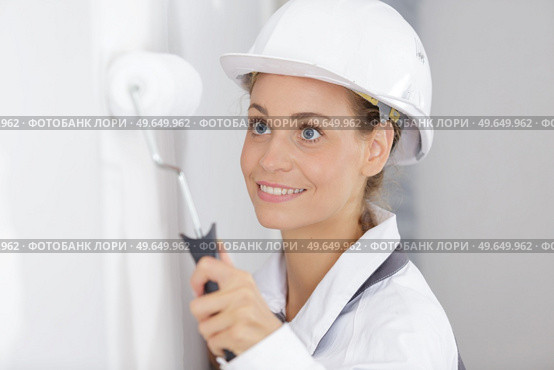 happy female decorator at work. Стоковое фото, агентство Ingram Publishing / Фотобанк Лори
