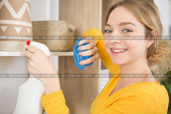 happy lady dusting shop shelf. Стоковое фото, агентство Ingram Publishing / Фотобанк Лори