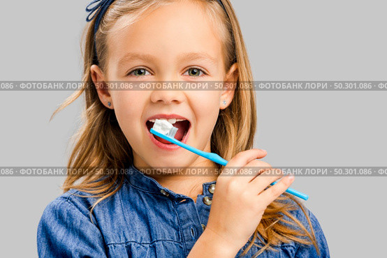 Happy little girl brushing her teeth. Стоковое фото, агентство Ingram Publishing / Фотобанк Лори