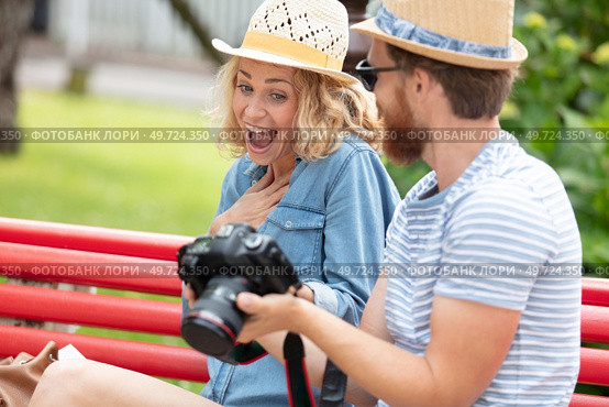 happy man is surprising girlfriend. Стоковое фото, агентство Ingram Publishing / Фотобанк Лори