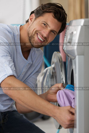 happy man with new washing machine. Стоковое фото, агентство Ingram Publishing / Фотобанк Лори