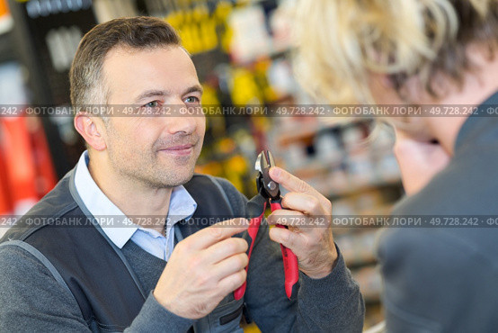 happy salesman assisting customer. Стоковое фото, агентство Ingram Publishing / Фотобанк Лори