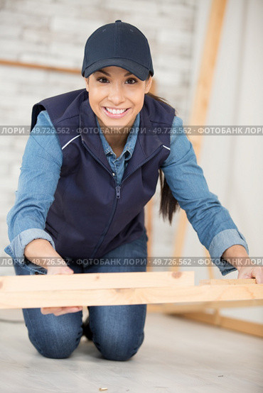 happy woman as joiner grinding wood. Стоковое фото, агентство Ingram Publishing / Фотобанк Лори