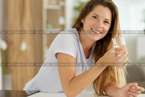 happy woman drinking water. Стоковое фото, агентство Ingram Publishing / Фотобанк Лори