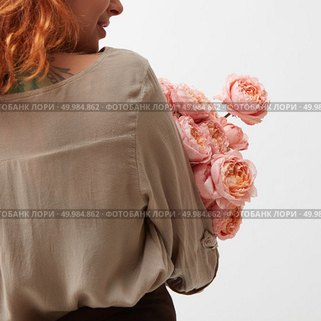 Happy woman florist at work with pink ranunkulus bouquet on a white background with copy space. Mother’s Day. Springtime. florist at work with pink ranunkulus bouquet on a white background. Стоковое фото, агентство Ingram Publishing / Фотобанк Лори