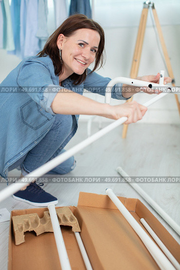 happy woman making a furniture. Стоковое фото, агентство Ingram Publishing / Фотобанк Лори