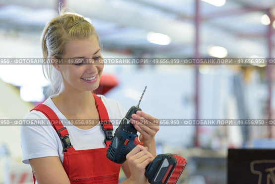happy woman with toolbelt and drill. Стоковое фото, агентство Ingram Publishing / Фотобанк Лори