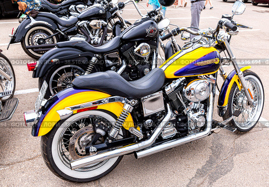Harley Davidson motorcycles on the city street (2018 год). Редакционное фото, фотограф FotograFF / Фотобанк Лори