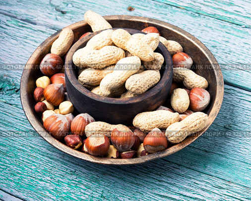 hazelnuts and peanuts. nut peanuts,hazelnuts in the shell and chipped in a bowl. Стоковое фото, агентство Ingram Publishing / Фотобанк Лори