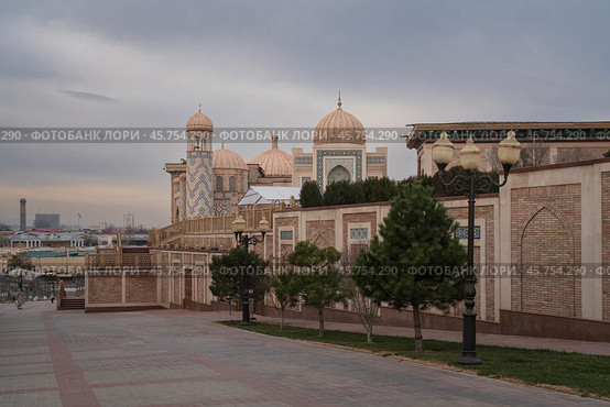 Hazrat Khizr Mosque, a Muslim religious building on the southern border of Afrasiab, the first President of Uzbekistan Islam Karimov is buried on the territory of the mosque, Samarkand, Uzbekistan. Стоковое фото, фотограф Ula Ulachka / Фотобанк Лори