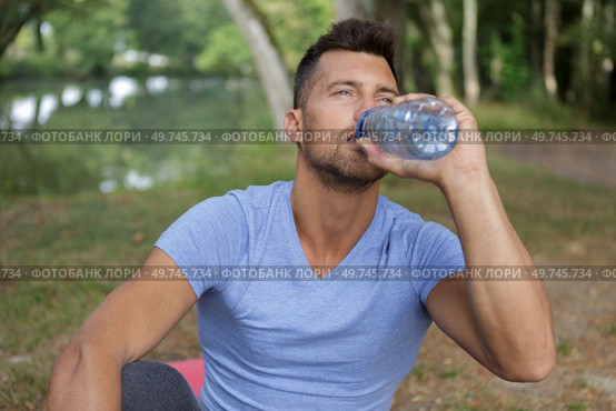 he is drinking enough water - hydratation. Стоковое фото, агентство Ingram Publishing / Фотобанк Лори