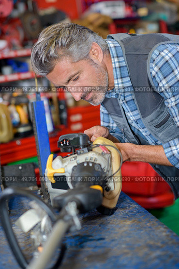 he is fixing the connection. Стоковое фото, агентство Ingram Publishing / Фотобанк Лори