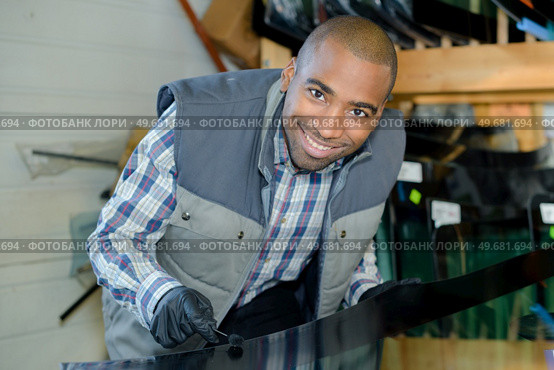 he is fixing the glass dent. Стоковое фото, агентство Ingram Publishing / Фотобанк Лори