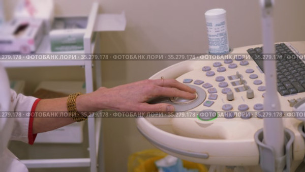 Health diagnostics. Work on an ultrasound diagnostic device, ultrasound examination. Close-up of hands of doctor working on ultrasound device in medic clinic. Стоковое видео, видеограф Константин Мерцалов / Фотобанк Лори