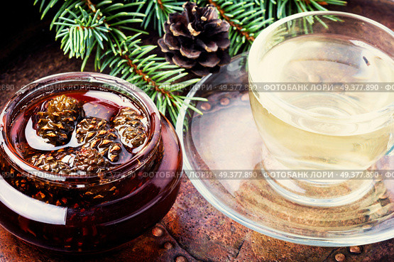Healthy medicinal jam from pine cones for tea.Natural Medicine. Jam from pine cones for tea. Стоковое фото, агентство Ingram Publishing / Фотобанк Лори