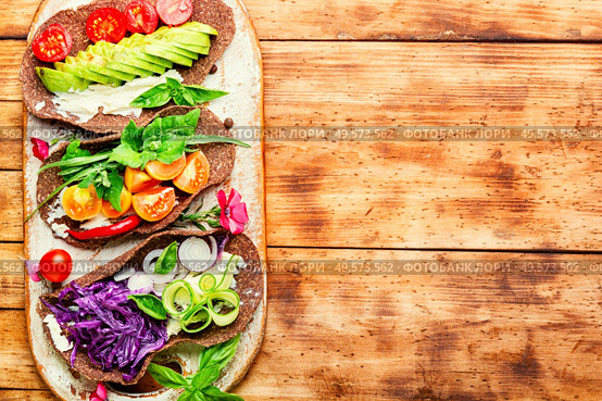 Healthy vegan tacos.Healthy vegan salad tortilla wraps and vegetables. Mexican vegetarian taco. Стоковое фото, агентство Ingram Publishing / Фотобанк Лори