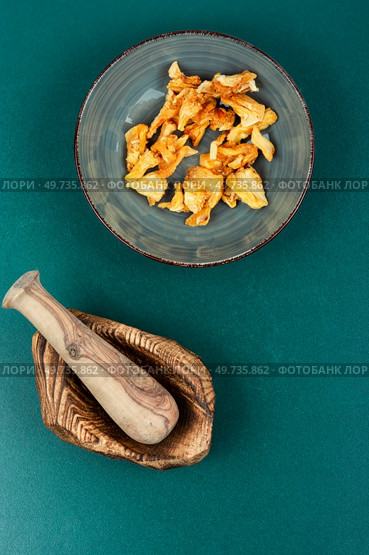 Heap dried pineapples or ananas in bowls. Candy pineapples.. Dried pineapple food snacks. Стоковое фото, агентство Ingram Publishing / Фотобанк Лори