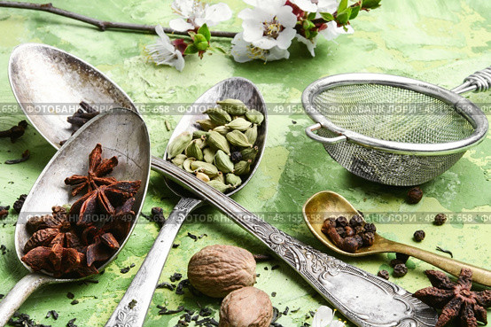 Herbs and spices for tonic tea. Стоковое фото, агентство Ingram Publishing / Фотобанк Лори