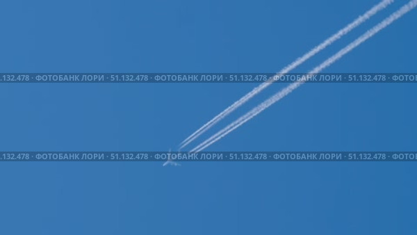 High altitude jet with contrail. Стоковое видео, видеограф Игорь Жоров / Фотобанк Лори